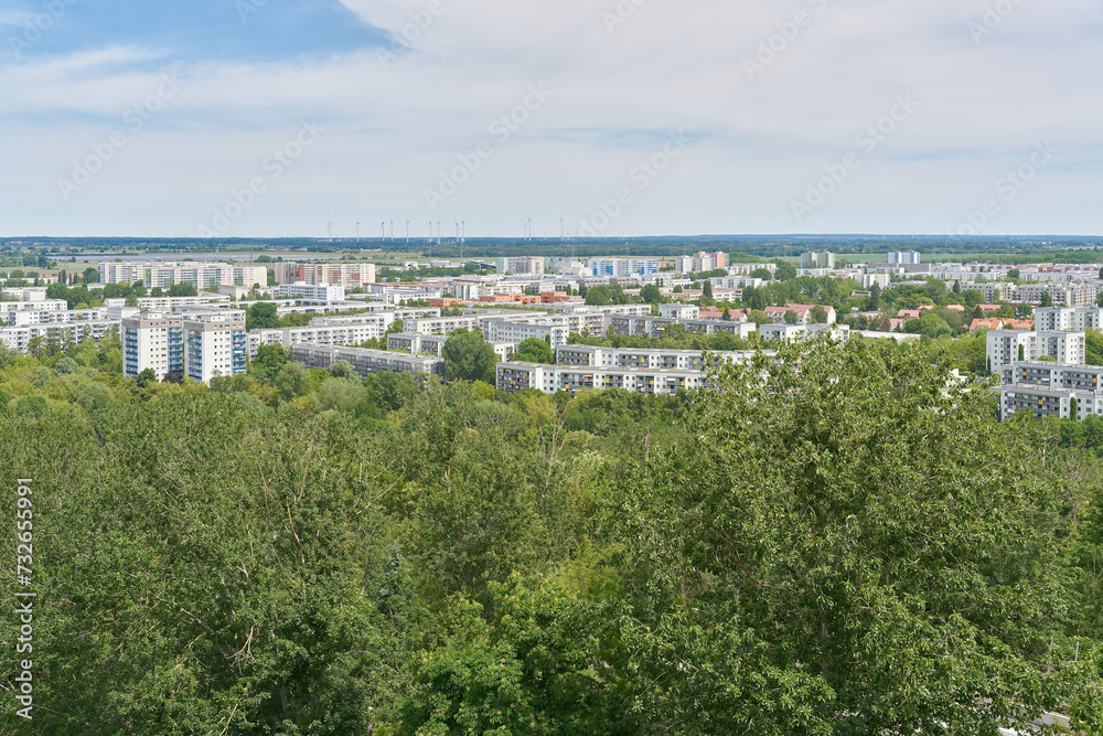 Blick vom Kienberg auf den grünen Stadtteil Marzahn-Hellersdorf in Berlin