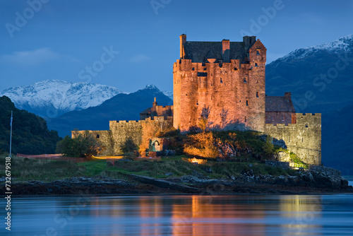 Europa, Grossbritannien, Schottland, Inverness-shire, Eilean Donan Castle, Berge, Schnee photo