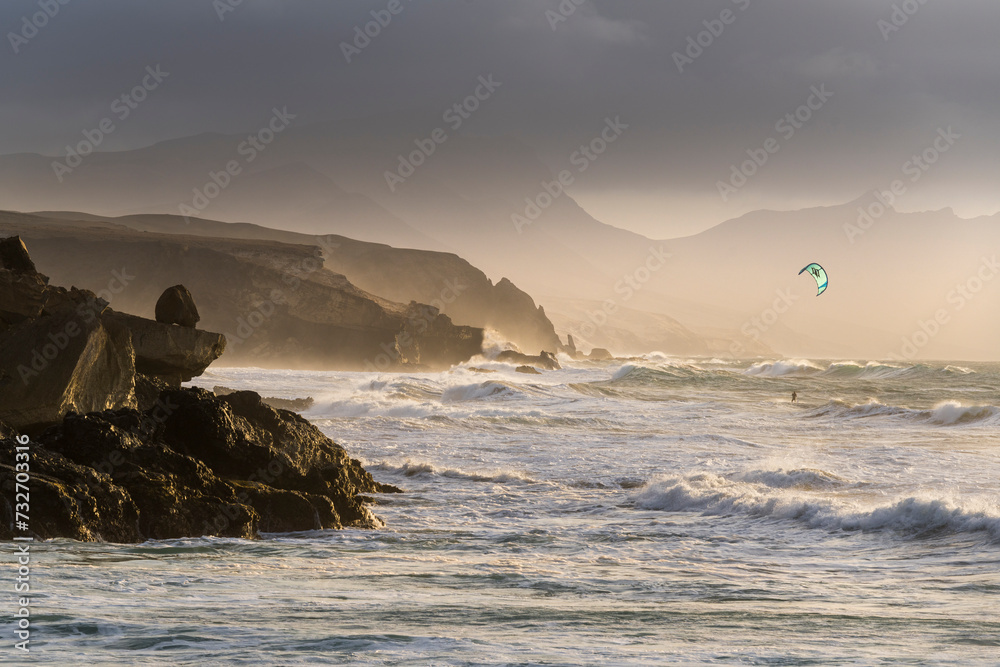 Kitesurfer am Playa del Viejo Reyes, Fuerteventura, Kanarische Inseln, Spanien - obrazy, fototapety, plakaty 