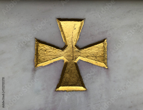 Εκτύπωση καμβά Gold cross painted on white marble