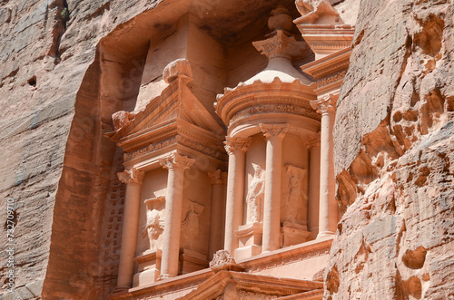 Detalle de la fachada del Tesoro de Petra, Jordania photo