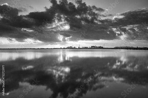 Amanecer en blanco y negro en las salinas