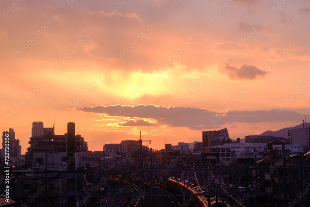 都市の夕暮れ。兵庫県神戸市のJR摂津本山駅で撮影