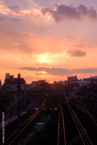 都市の夕暮れ。兵庫県神戸市のJR摂津本山駅で撮影