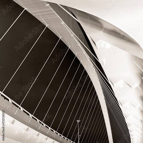 Puente colgante en blanco y negro curvo. Fotografía analógica