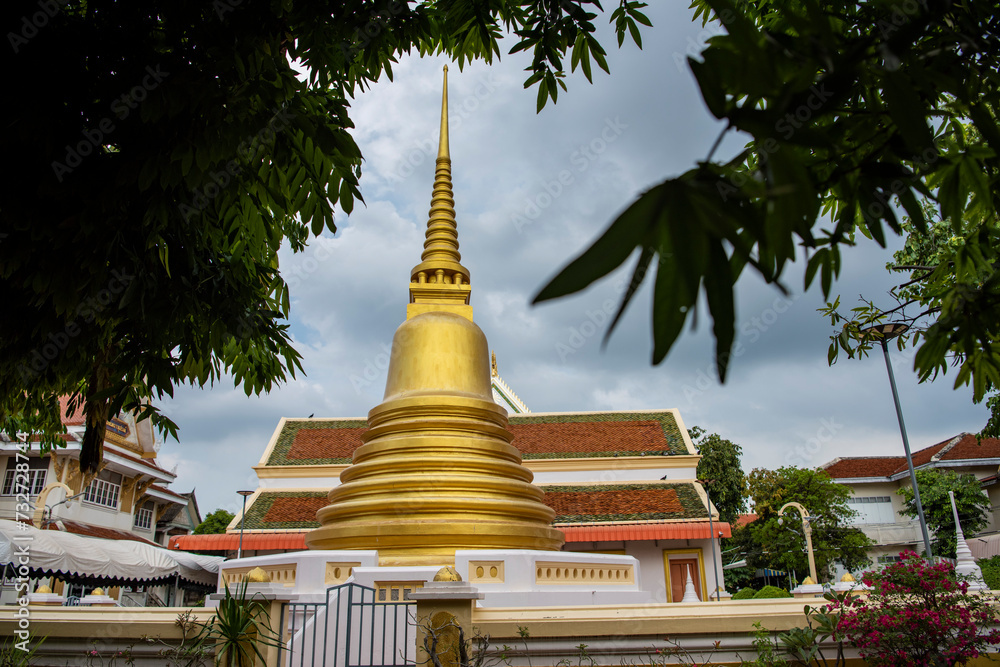 Fototapeta premium THAILAND RATCHABURI WAT SATTANAT PARIWAT