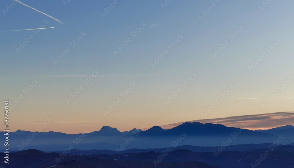 Montagne azzurre al tramonto