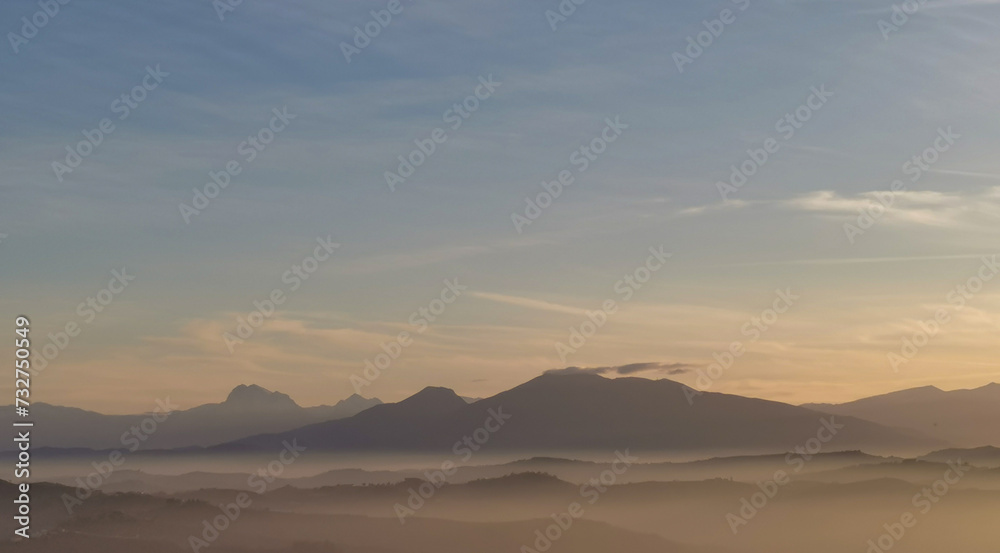 Nebbia e sole avvolgono le montagne
le coliine e le valli