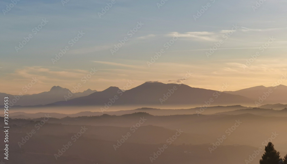 Nebbia e sole avvolgono le montagne
le coliine e le valli