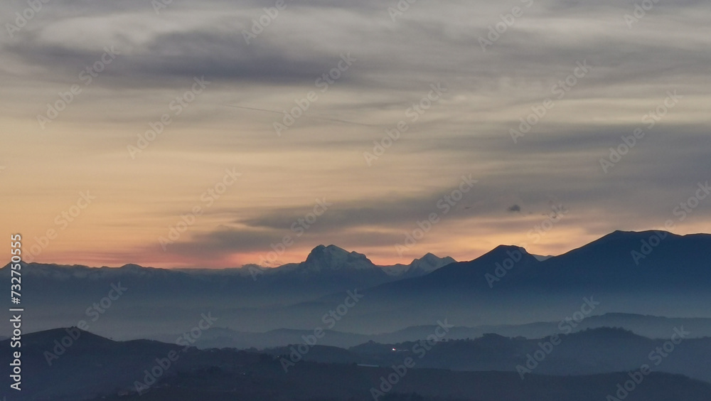 Montagne azzurre e valli al tramonto