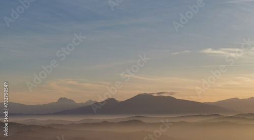 Nebbia e sole avvolgono le montagne le coliine e le valli