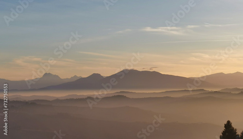 Nebbia e sole avvolgono le montagne le coliine e le valli