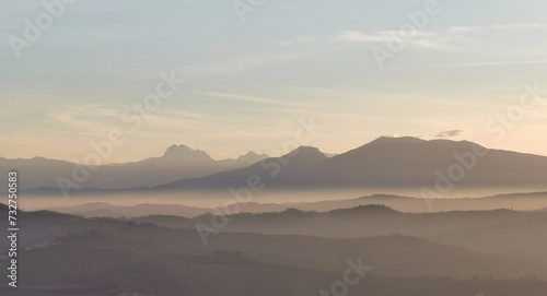 Nebbia e sole avvolgono le montagne
le coliine e le valli
