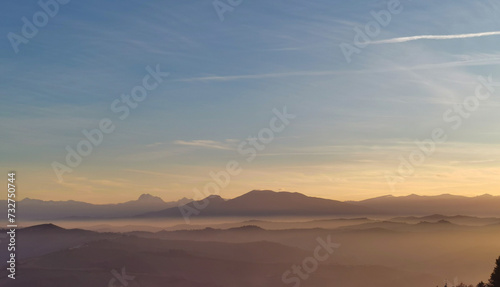 Nebbia e sole avvolgono le montagne le coliine e le valli 