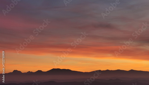 Wallpaper Mural Il cielo rosso di nuvole sopra le montagne al tramonto Torontodigital.ca