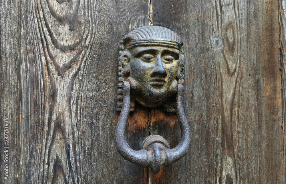 Battente in bronzo vintage su portone in legno raffigurante testa antico egiziano