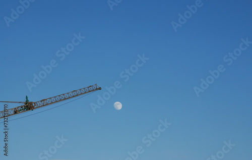 Prendere la Luna per darla a chi te la chiede non é impossibile photo