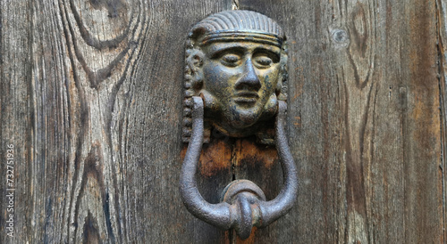 Battente in bronzo vintage su portone in legno raffigurante testa antico egiziano photo