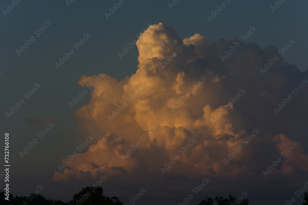 Gros nuage au crépuscule