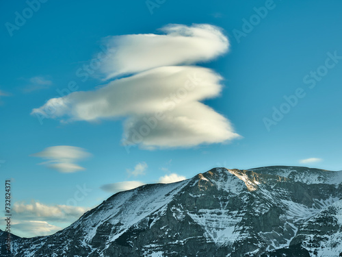 Fine inverno nel Parco Nazionale della Maiella con nubi lenticolari photo
