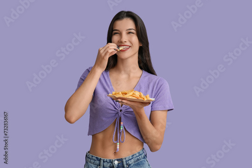 Beautiful young woman eatin...