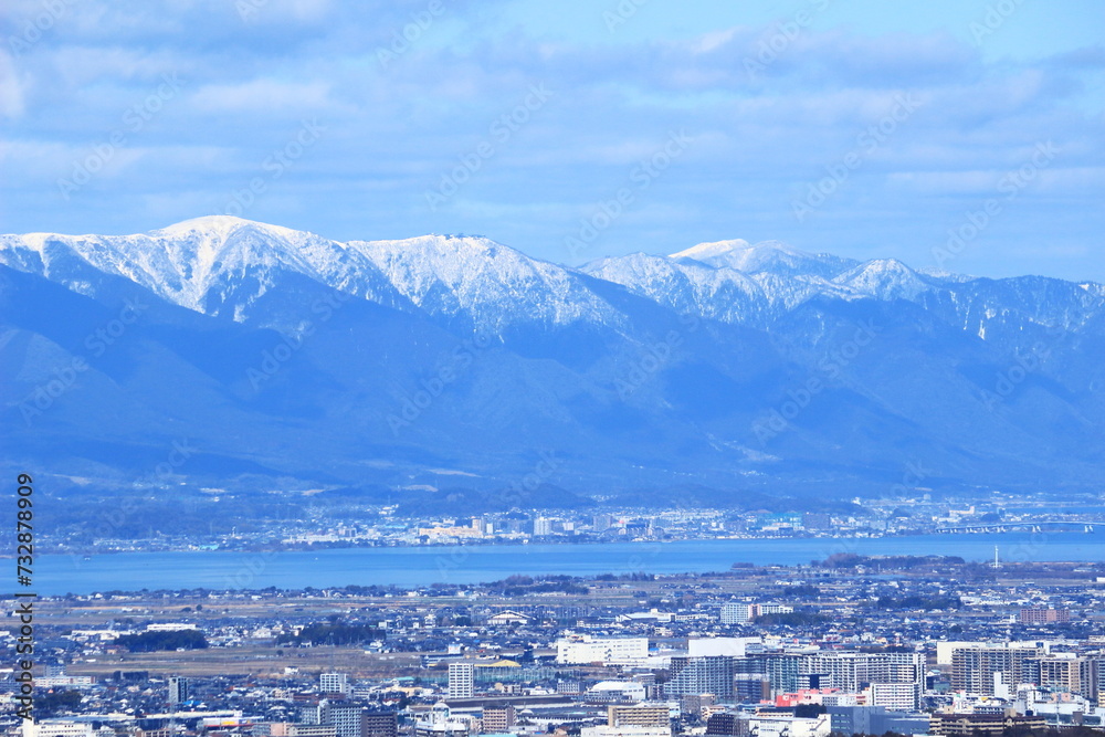 雪が積もった琵琶湖西岸の蓬莱山