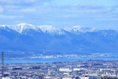 雪が積もった琵琶湖西岸の蓬莱山