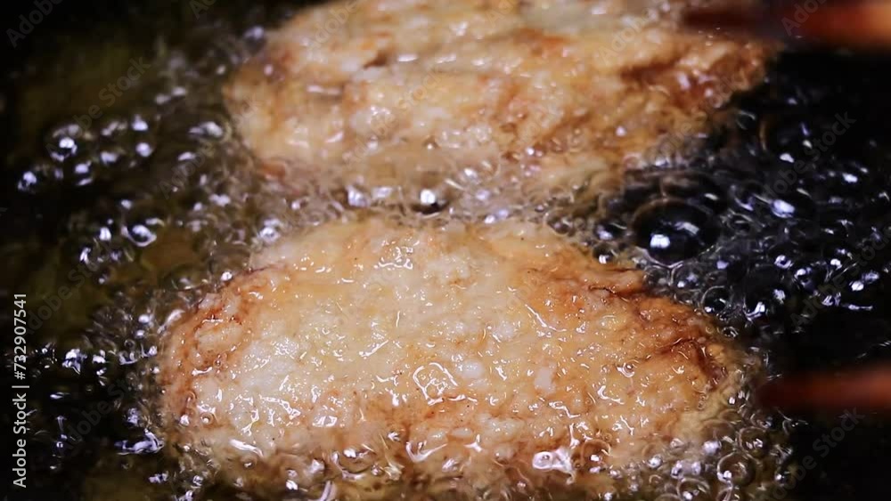 鶏唐揚の調理シーン 鶏唐揚の調理シーン