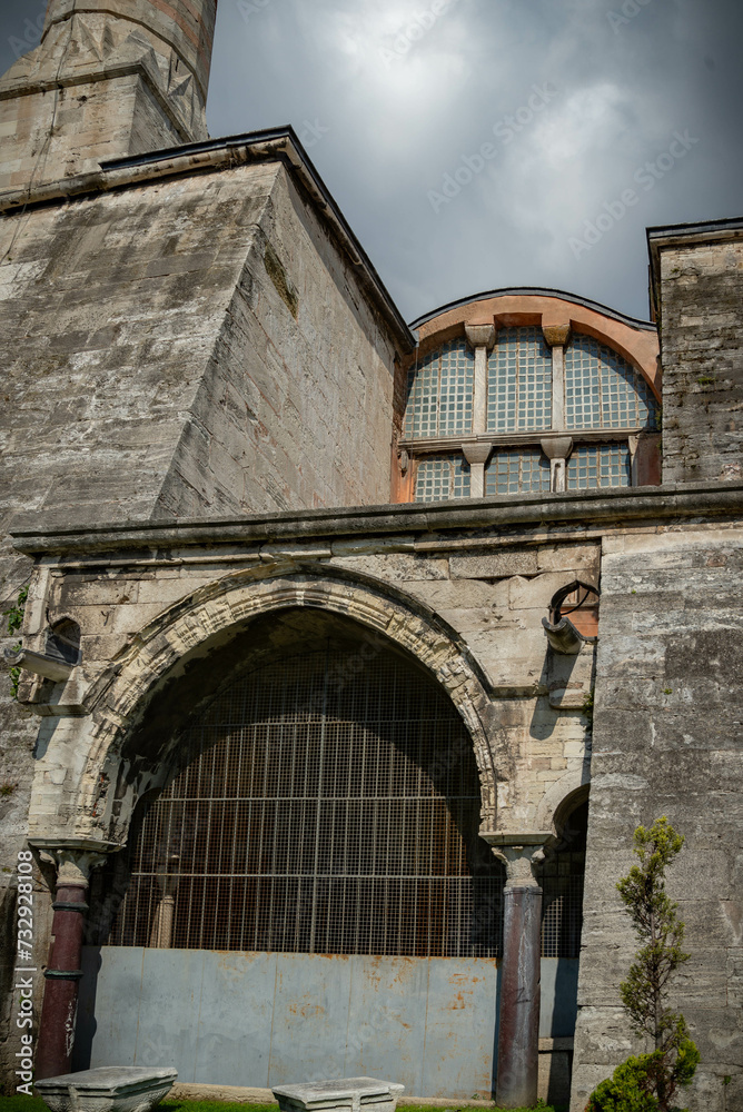 Paisaje típico de la ciudad con antiguas mezquitas en la ciudad árabe arquitectura islámica en estructura urbana religión islámica tradición cultural en la ciudad turca