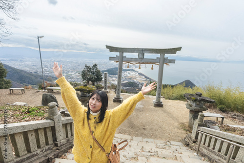 神社を参拝する女性