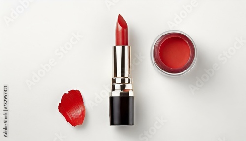 Visão do topo de um batom vermelho isolado no branco. Foto de estúdio, fundo branco. Maquiagem, produto, beleza, moda.
