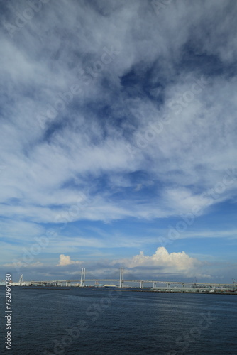 みなとみらいから見る横浜ベイブリッジと雲のある風景