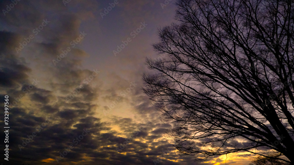 Obraz premium 朝焼けと壮大な雲。雲から漏れる暖かい陽射しの絶景風景