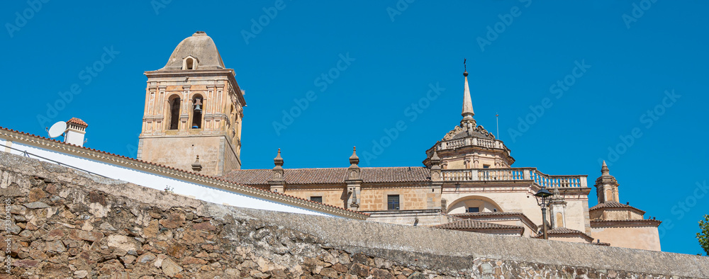 Vista inferior de la iglesia Santa María de la Encarnación en la villa de Jerez de los Caballeros, España