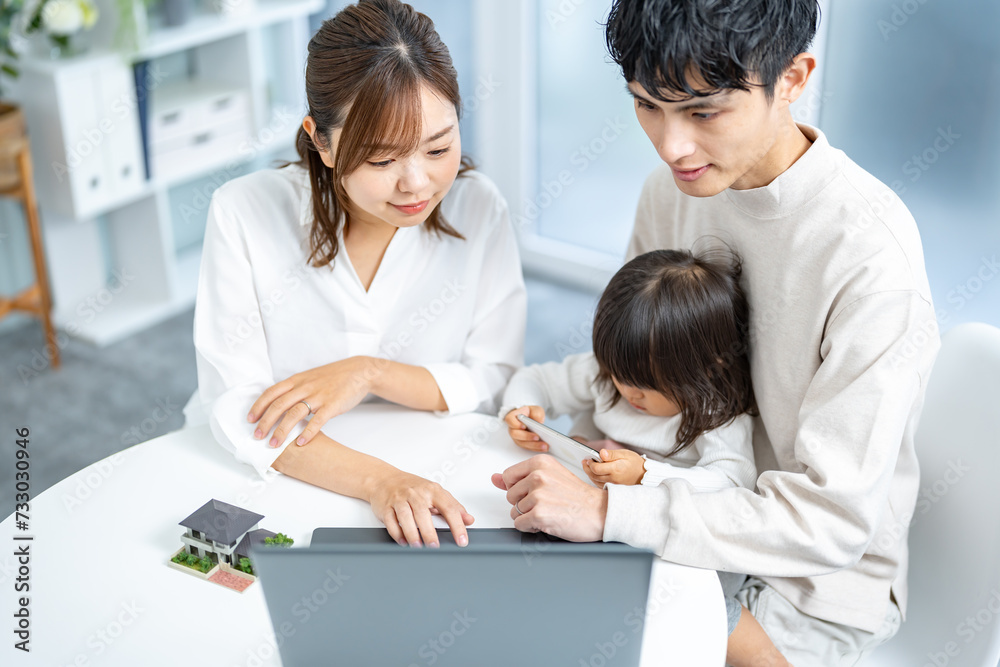 室内のパソコンで家を探す夫婦