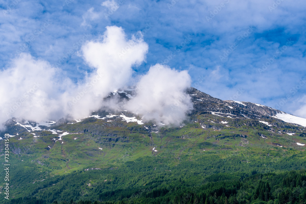 der Faleidfjord bei Olden in Norwegen, eine traumhafte Berglandschaft der Faleidfjord bei Olden in Norwegen, eine traumhafte Berglandschaft