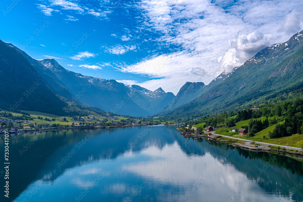 der Faleidfjord bei Olden in Norwegen, eine traumhafte Berglandschaft