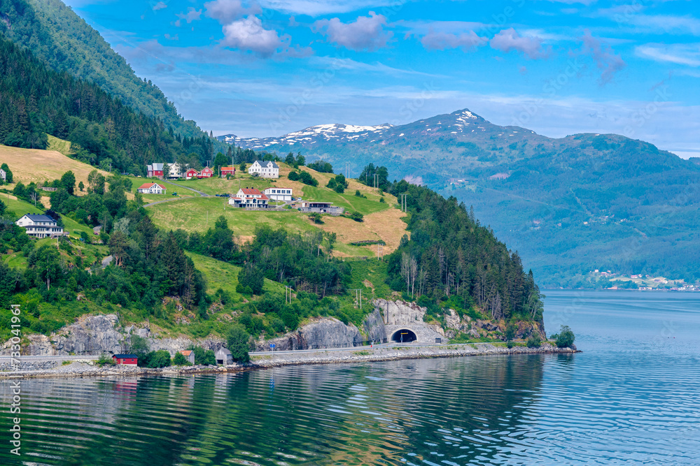 Fototapeta premium der Faleidfjord bei Olden in Norwegen, eine traumhafte Berglandschaft
