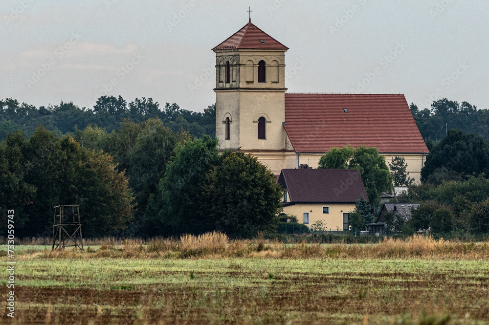 murowany wiejski kościół na wsi wśród lasów w Polsce