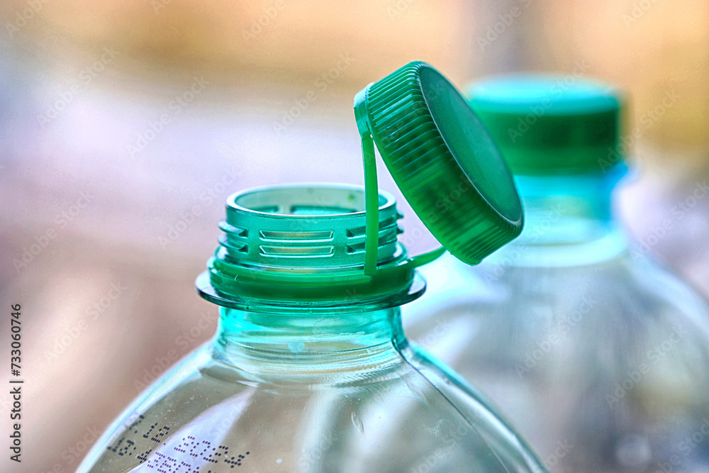 Plastikowa butelka z zakrętką na wodę mineralną.  - obrazy, fototapety, plakaty 