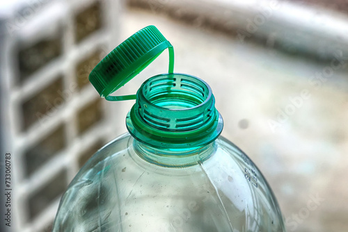 Plastikowa butelka z zakrętką na wodę mineralną. 