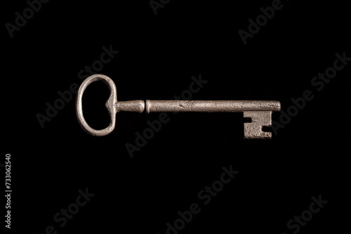 metalowy stary klucz na czarnym tle © Henryk Niestrój