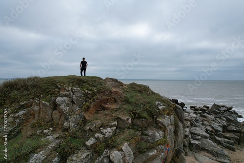 Model photo sur les rochers d'une plage francaise, vue aérienne en drone