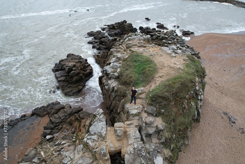 Model photo sur les rochers d'une plage francaise, vue aérienne en drone photo