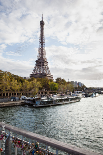 The symbol of Paris and the river boats on the banks of the Seine © Redzen