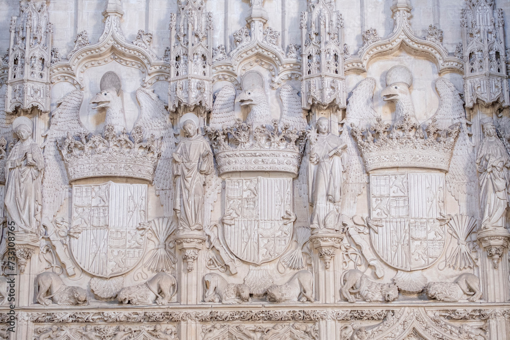 Relieves con los blasones de los Reyes Católicos en el interior de la iglesia, Monasterio de San Juan de los Reyes, Toledo, Castilla-La Mancha, Spain