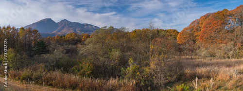 日本　福島県耶麻郡北塩原村、裏磐梯高原の秋元湖展望台から見える早朝の磐梯山と紅葉