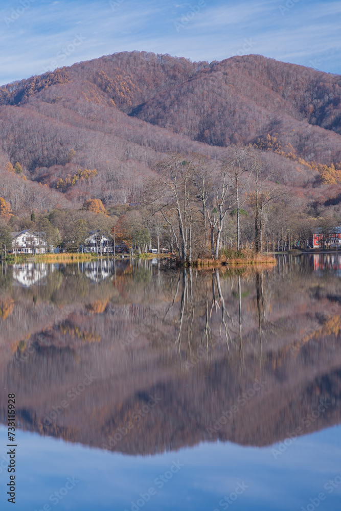 日本　福島県耶麻郡北塩原村、裏磐梯高原の早朝の曽原湖湖畔の水鏡に映る風景