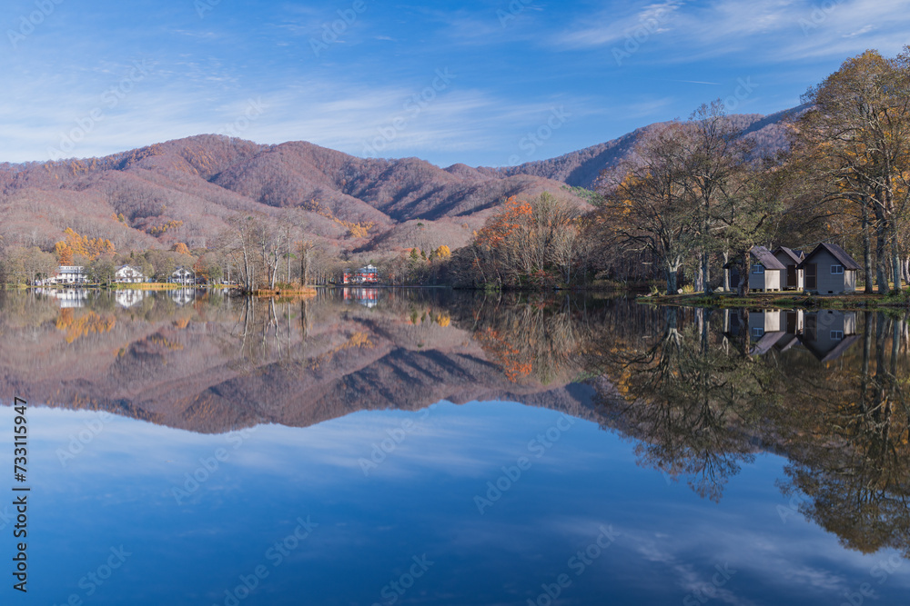 日本　福島県耶麻郡北塩原村、裏磐梯高原の早朝の曽原湖湖畔の水鏡に映る風景