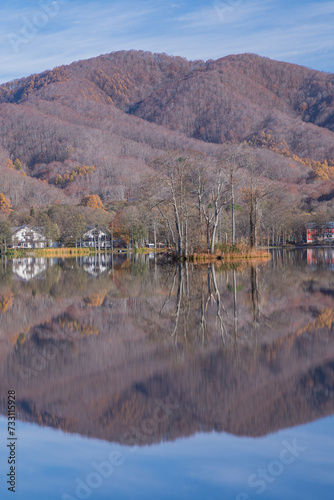 日本 福島県耶麻郡北塩原村、裏磐梯高原の早朝の曽原湖湖畔の水鏡に映る風景